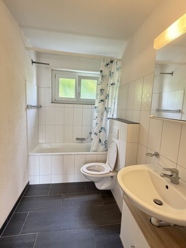 3.5-Zimmer-Wohnung mit Balkon und Aussenparkplatz