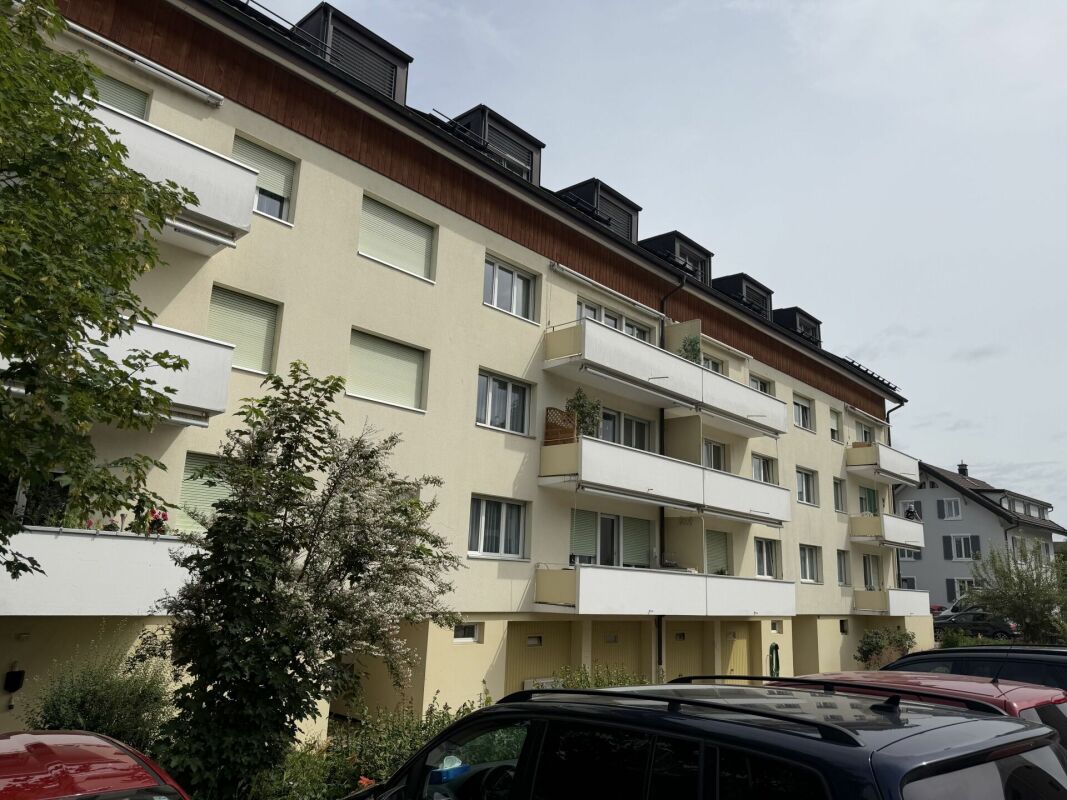 3.5-Zimmer-Wohnung mit Balkon und Aussenparkplatz