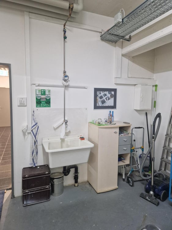 IN DIREKTER BAHNHOFSNÄHE VERMIETEN WIR DIESE BÜRO-/GEWERBEFLÄCHE 6