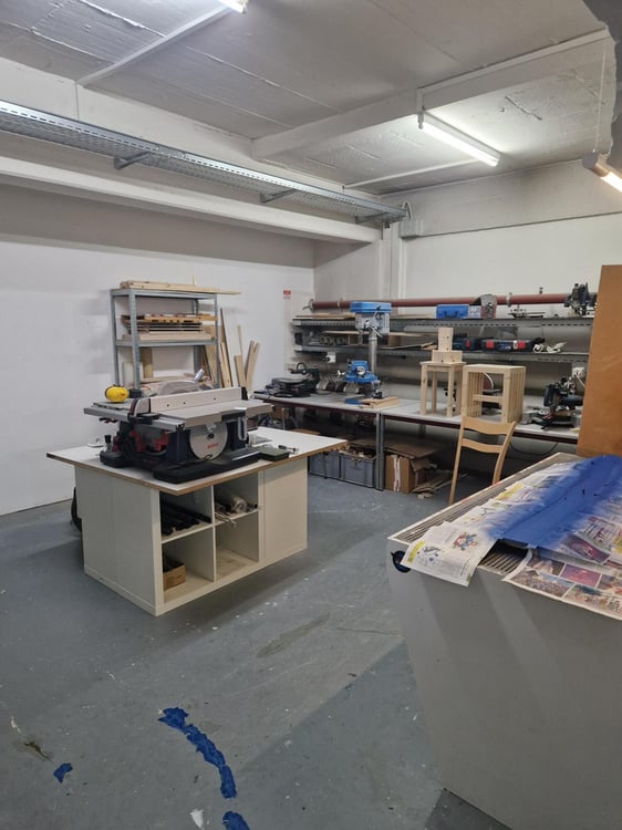 IN DIREKTER BAHNHOFSNÄHE VERMIETEN WIR DIESE BÜRO-/GEWERBEFLÄCHE 4