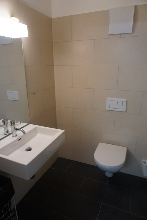 IN DIREKTER BAHNHOFSNÄHE VERMIETEN WIR DIESE BÜRO-/GEWERBEFLÄCHE 9