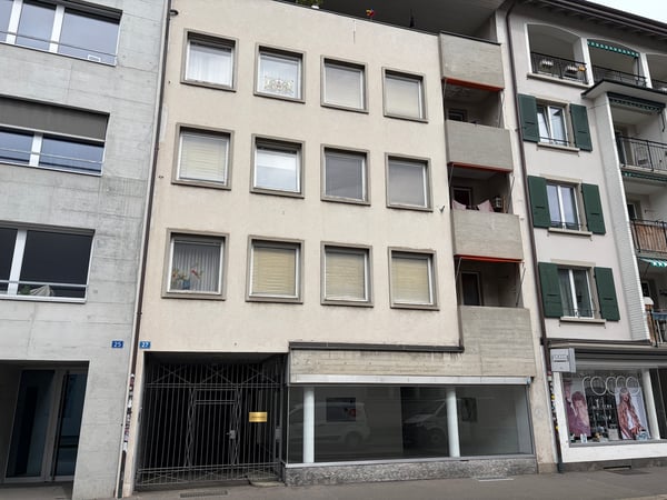 Mehrfamilienhaus mit Lagergebäude und Tapeziererwerkstatt mit Lager 1