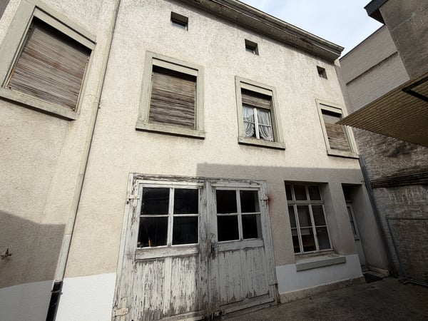Mehrfamilienhaus mit Lagergebäude und Tapeziererwerkstatt mit Lager 4