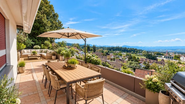 4.5 Zimmer Wohnung mit phantastischer Terrasse und Weitsicht 2