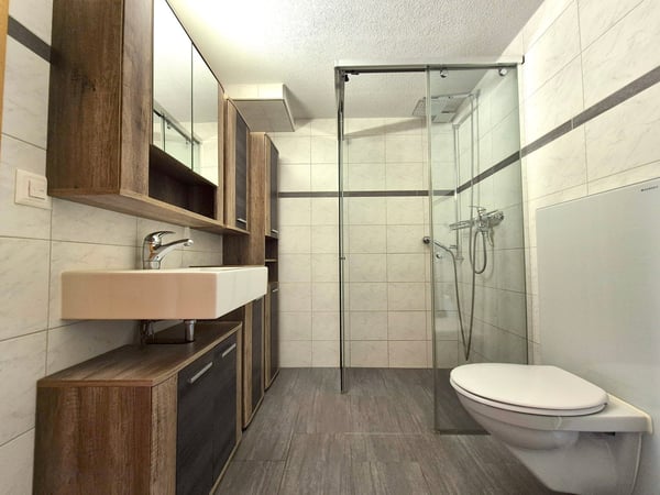 Charmantes 6.5-Zimmer Doppeleinfamilienhaus mit Altbau-Flair in Biglen 9