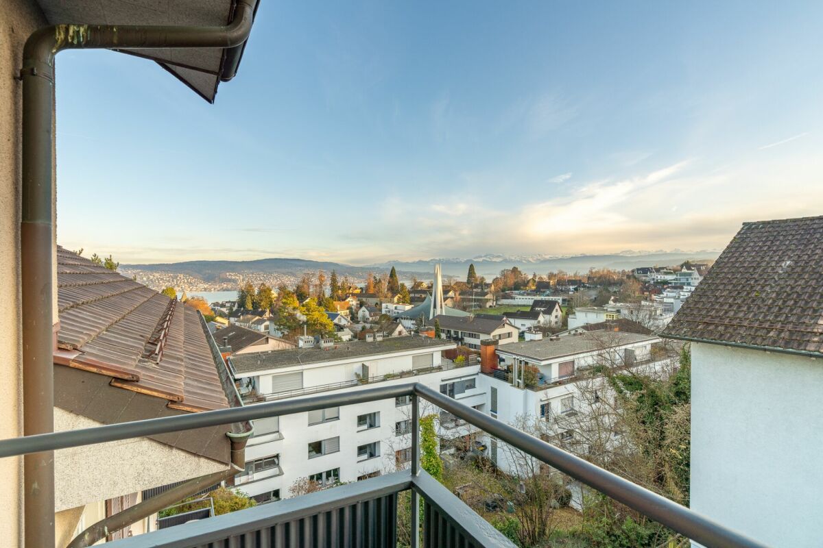 Appartamento di 3,5 locali stiloso con balcone e vista lago a Kilchberg - Arredato & disponibile immediatamente