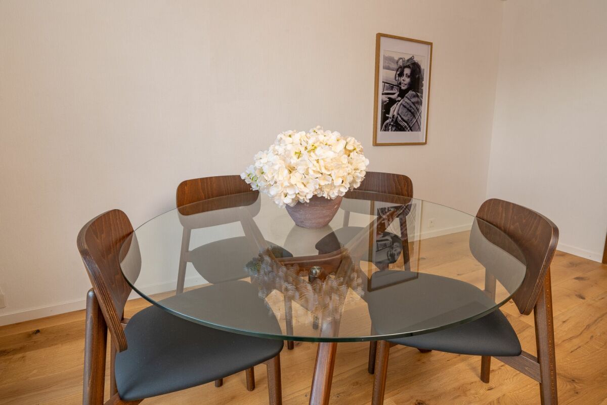 Appartamento di 3,5 locali stiloso con balcone e vista lago a Kilchberg - Arredato & disponibile immediatamente