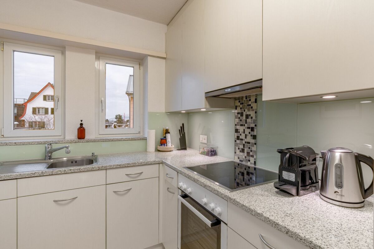 Appartamento di 3,5 locali stiloso con balcone e vista lago a Kilchberg - Arredato & disponibile immediatamente