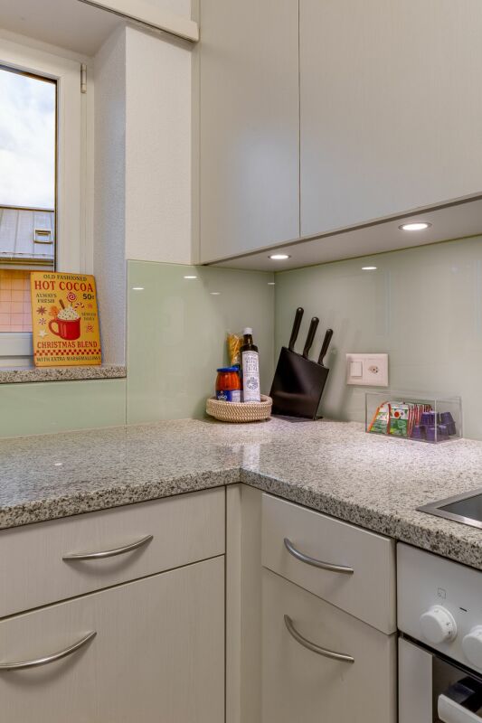 Appartamento di 3,5 locali stiloso con balcone e vista lago a Kilchberg - Arredato & disponibile immediatamente