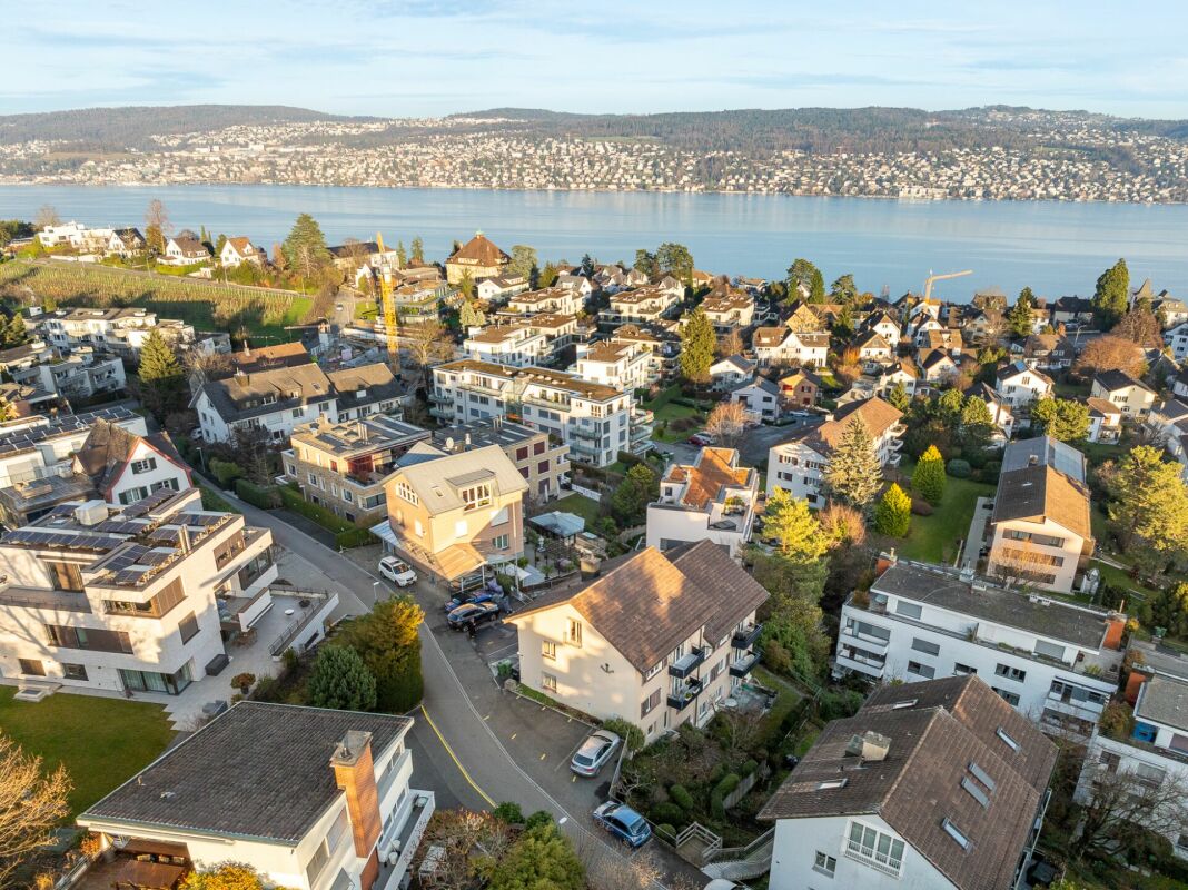 Appartamento di 3,5 locali stiloso con balcone e vista lago a Kilchberg - Arredato & disponibile immediatamente