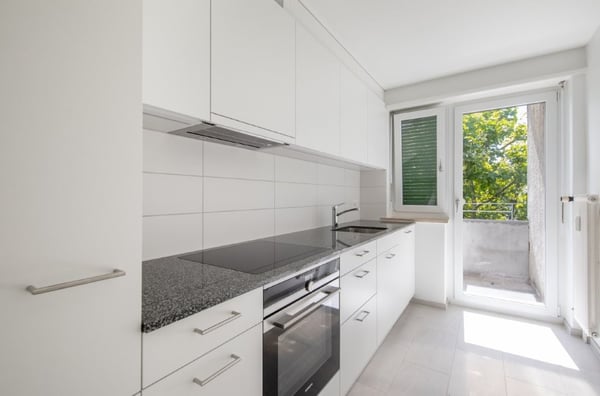 Helle und zentralgelegene 4-Zimmer-Wohnung mit Balkon in Basel 1