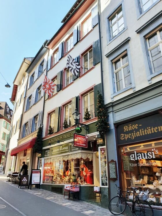 Sanierte Altbauwohnung im Herzen von Basel 8