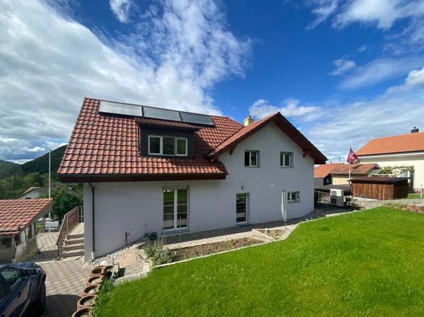 2.5 Z' Mehrfamilienhaus mit grossem Garten, Garage und Parkplatz 2