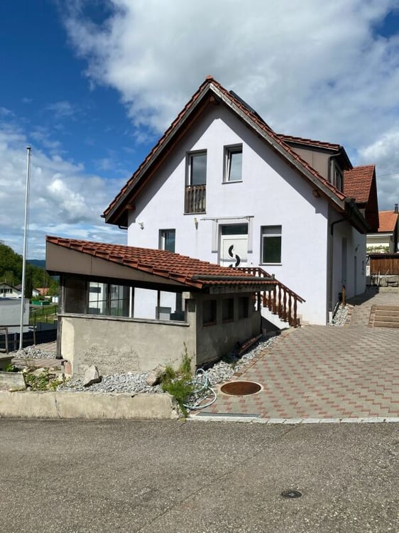2.5 Z' Mehrfamilienhaus mit grossem Garten, Garage und Parkplatz 1