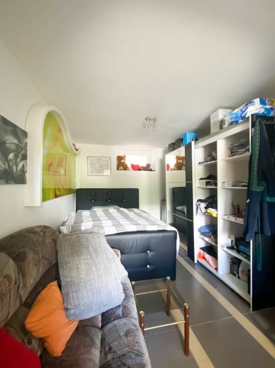 2.5 Z' Mehrfamilienhaus mit grossem Garten, Garage und Parkplatz 8