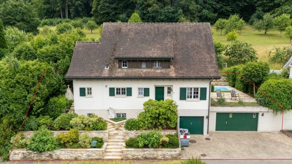 Hochwertiges 2.5 Z' Landhaus mit Pool und 3 Garagen-Plätzen 1