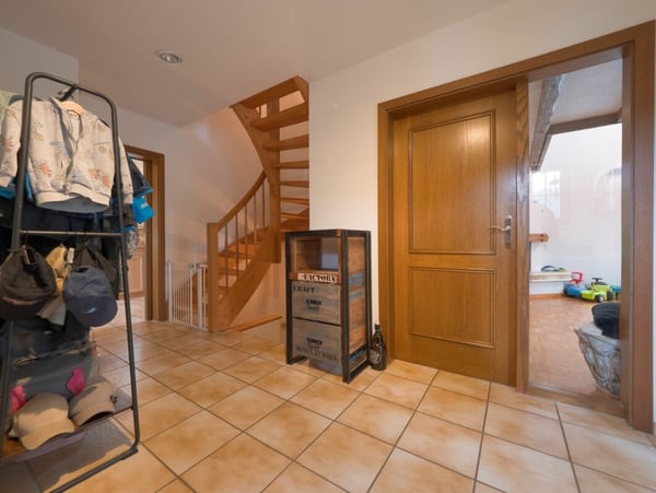 Hochwertiges 2.5 Z' Landhaus mit Pool und 3 Garagen-Plätzen 2