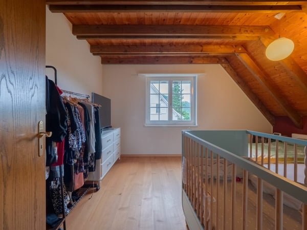 Hochwertiges 2.5 Z' Landhaus mit Pool und 3 Garagen-Plätzen 5