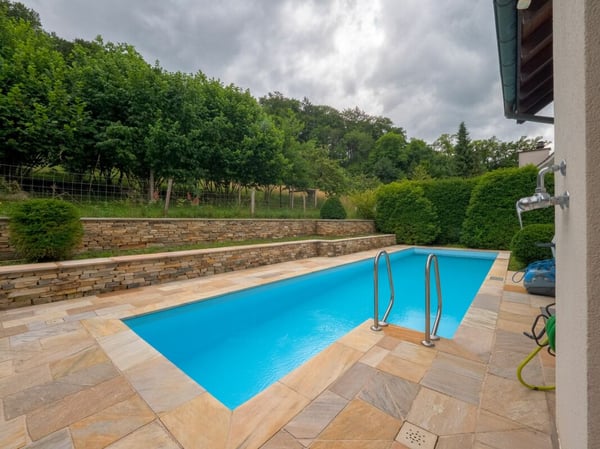 Hochwertiges 2.5 Z' Landhaus mit Pool und 3 Garagen-Plätzen 12