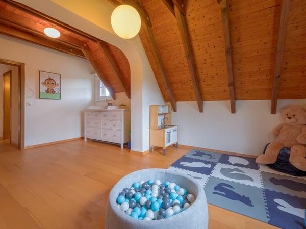 Hochwertiges 2.5 Z' Landhaus mit Pool und 3 Garagen-Plätzen 6
