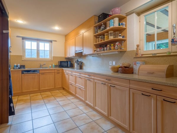 Hochwertiges 2.5 Z' Landhaus mit Pool und 3 Garagen-Plätzen 4