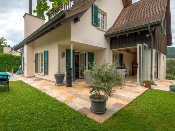 Hochwertiges 2.5 Z' Landhaus mit Pool und 3 Garagen-Plätzen 10