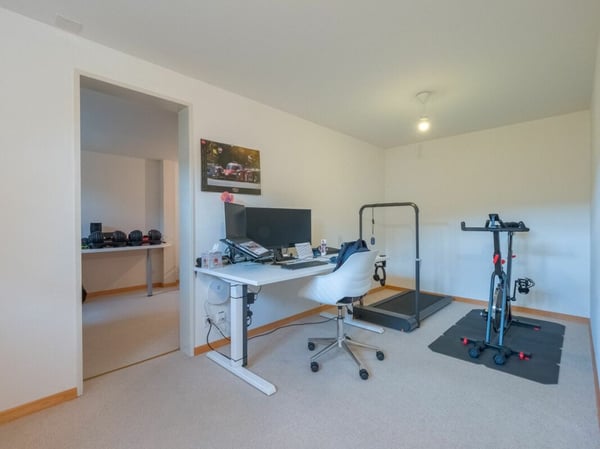 Hochwertiges 2.5 Z' Landhaus mit Pool und 3 Garagen-Plätzen 9