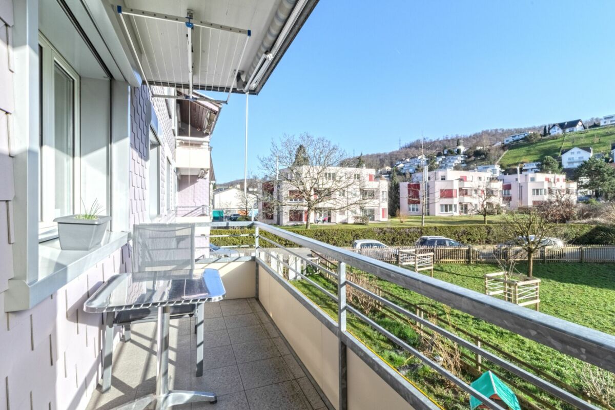 Appartamento di 3 locali confortevole con vista piacevole sulla verde zona in una posizione tranquilla