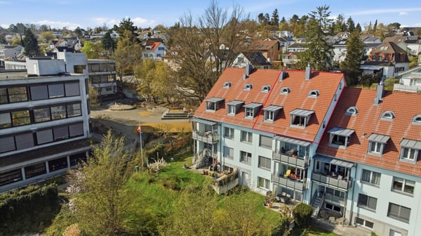 Sonnige 3.5 Z' Maisonette-Dachwohnung mit unverbaubarer Aussicht und 1 EHP 12