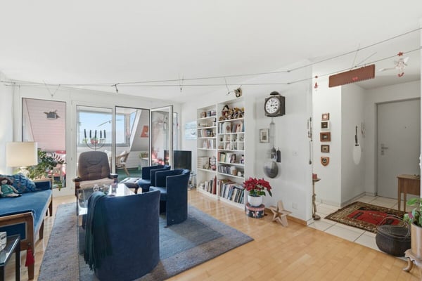 Sonnige 3.5 Z' Maisonette-Dachwohnung mit unverbaubarer Aussicht und 1 EHP 2