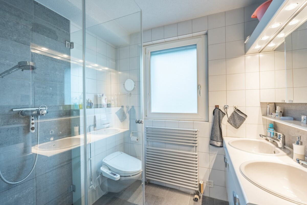 Traumhaftes 5.5 Z' Doppel-EFH mit Pool und Garage