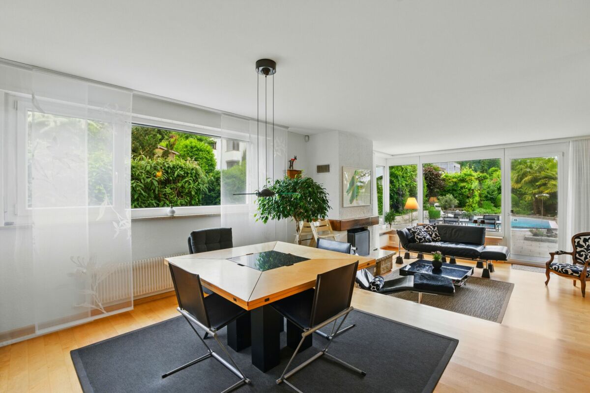 Traumhaftes 5.5 Z' Doppel-EFH mit Pool und Garage