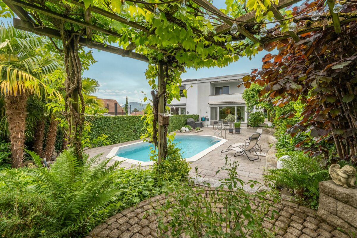 Traumhaftes 5.5 Z' Doppel-EFH mit Pool und Garage