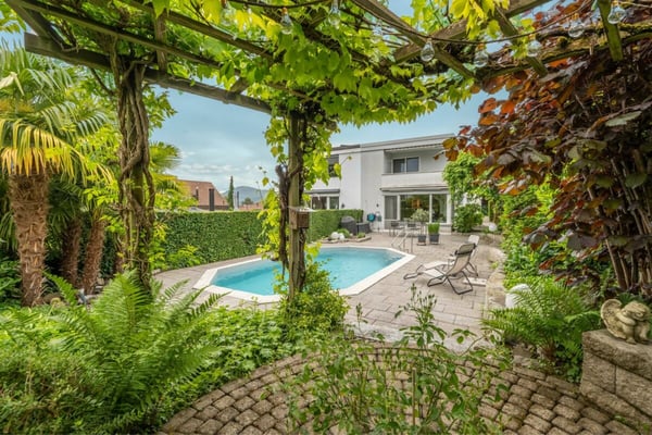 Traumhaftes 5.5 Z' Doppel-EFH mit Pool und Garage 11