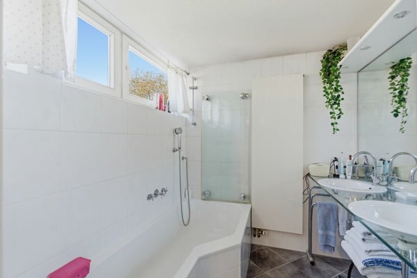 Freistehendes 7 Z' EFH mit Einliegerwohnung und traumhaftem Garten 6