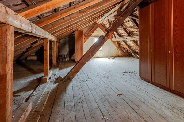 Historisches 11 Z' Haus mit zwei Garagen und viel Um-/Ausbaupotenzial 8