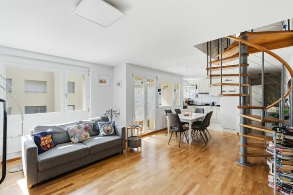 Lichtdurchflutete 4.5 Z' Maisonette WHG mit zwei Balkonen und einer Garagenbox