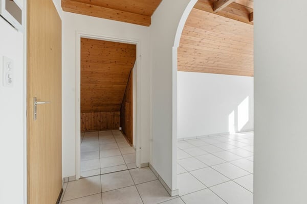 Helle 2.5 Z' Dachwohnung mit Garage und Balkon 2