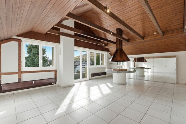 Helle 2.5 Z' Dachwohnung mit Garage und Balkon 1