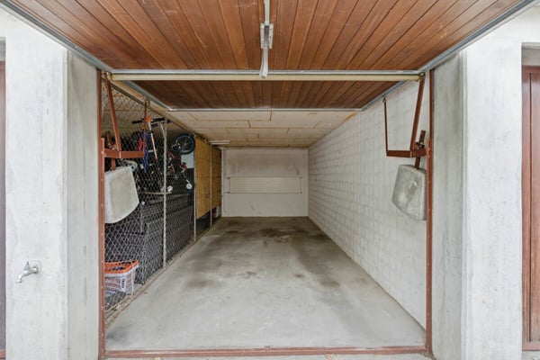 Helle 2.5 Z' Dachwohnung mit Garage und Balkon 10