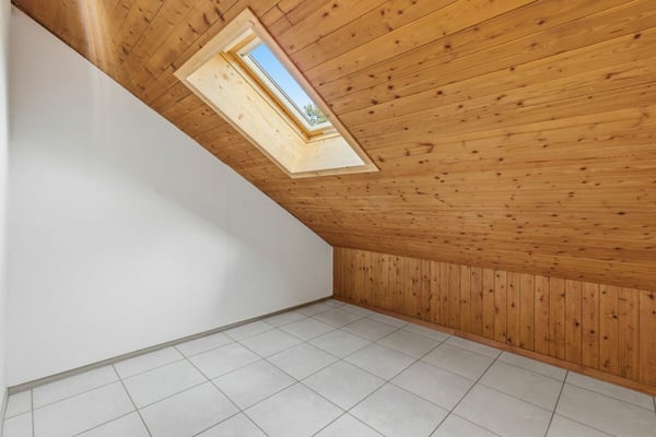 Helle 2.5 Z' Dachwohnung mit Garage und Balkon 6