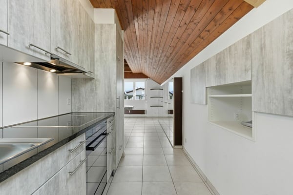 Helle 2.5 Z' Dachwohnung mit Garage und Balkon 5