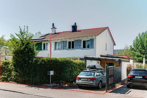 Modern renoviertes 3.5 Z` Doppeleinfamilienhaus mit idyllischem Garten 1