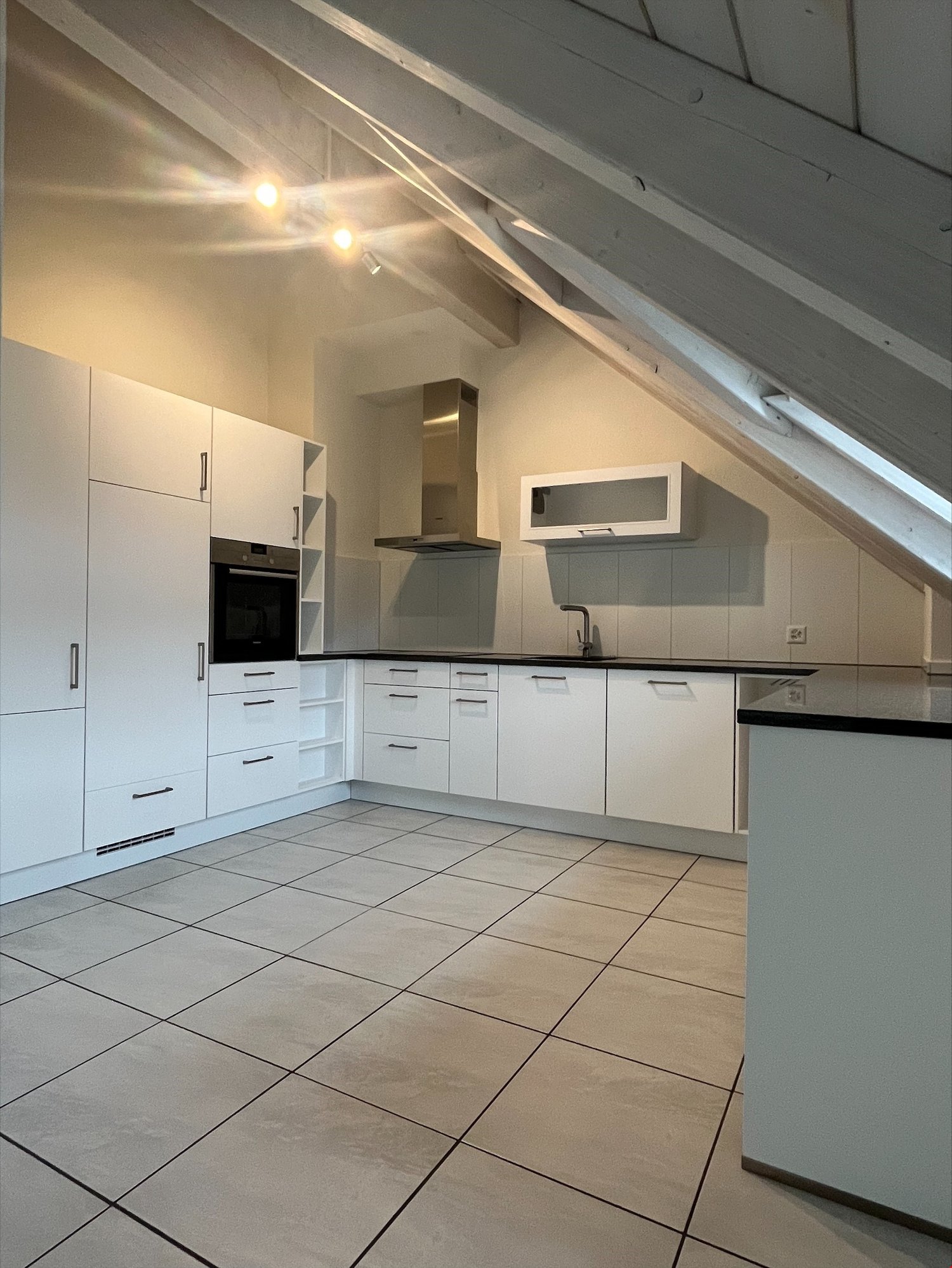 Bild 4.5 Zimmer Dachwohnung mit Balkon