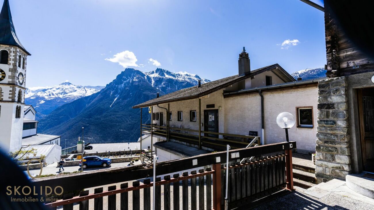 Einkaufsladen, grosses Restaurant mit Terrasse, Wohnung auf 2 Etagen, Garagen und Bauland im Herzen von Mund