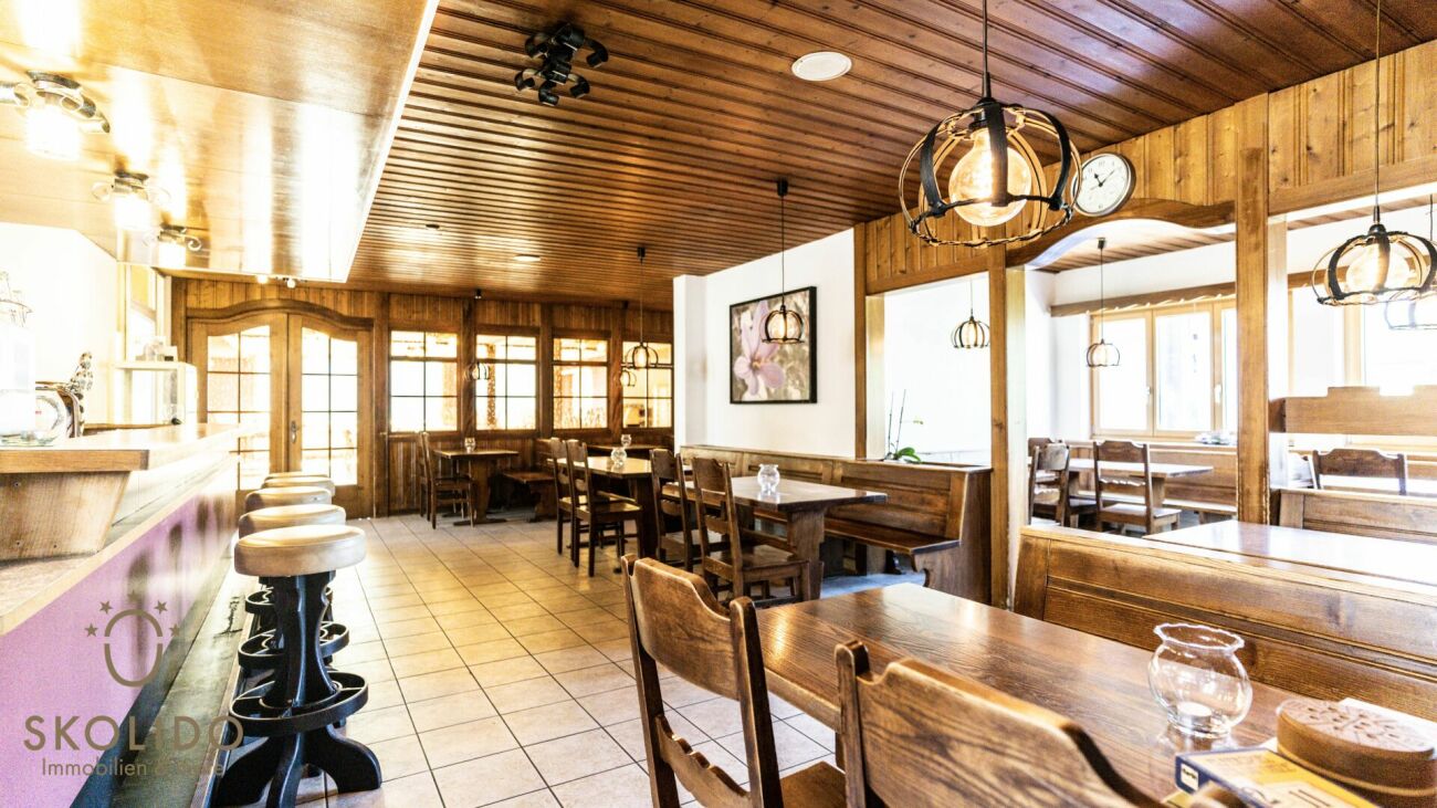 Einkaufsladen, grosses Restaurant mit Terrasse, Wohnung auf 2 Etagen, Garagen und Bauland im Herzen von Mund