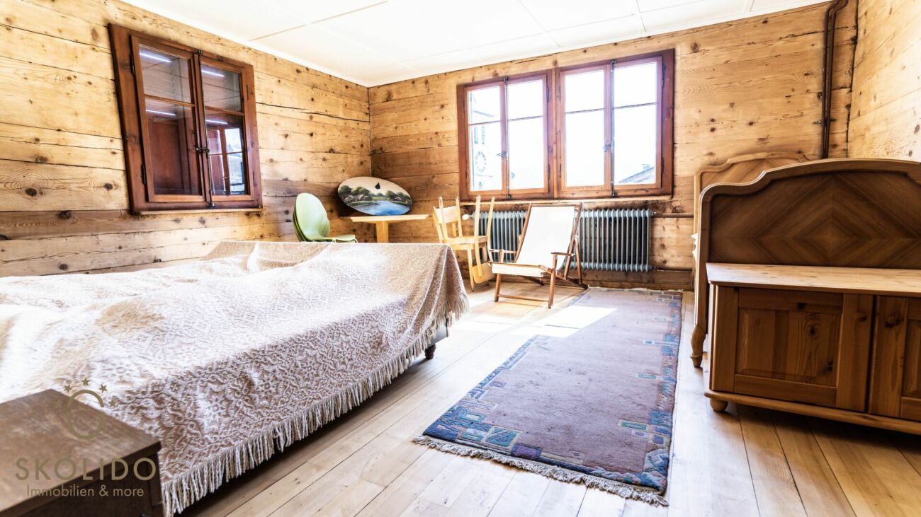 Einkaufsladen, grosses Restaurant mit Terrasse, Wohnung auf 2 Etagen, Garagen und Bauland im Herzen von Mund