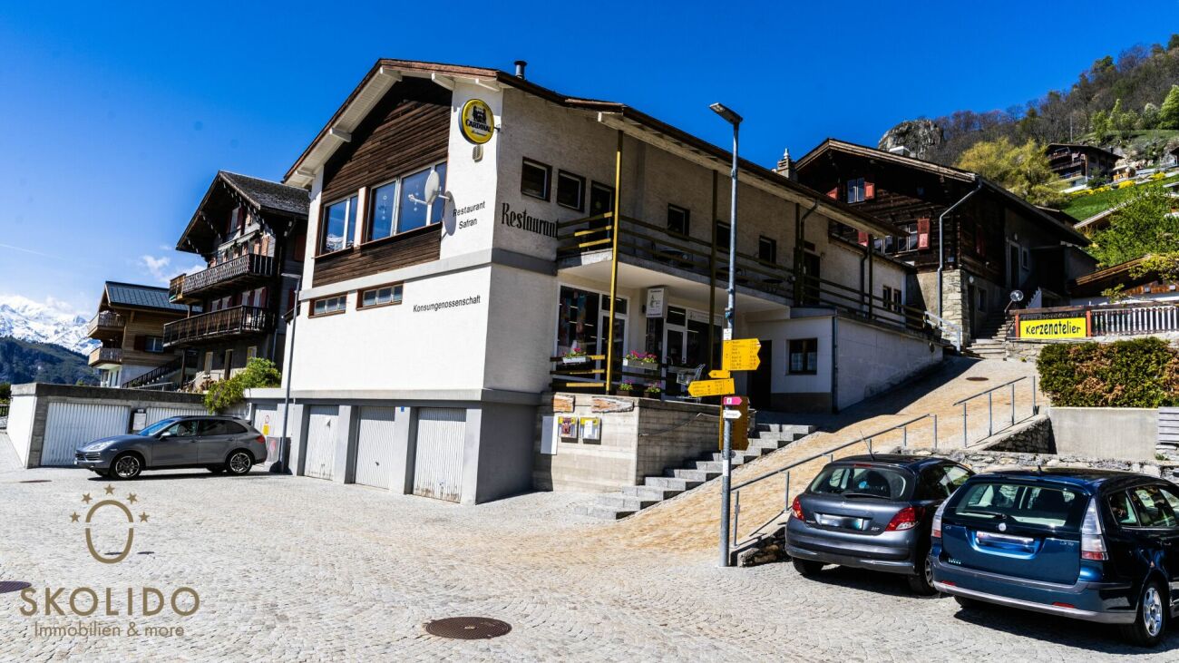 Einkaufsladen, grosses Restaurant mit Terrasse, Wohnung auf 2 Etagen, Garagen und Bauland im Herzen von Mund