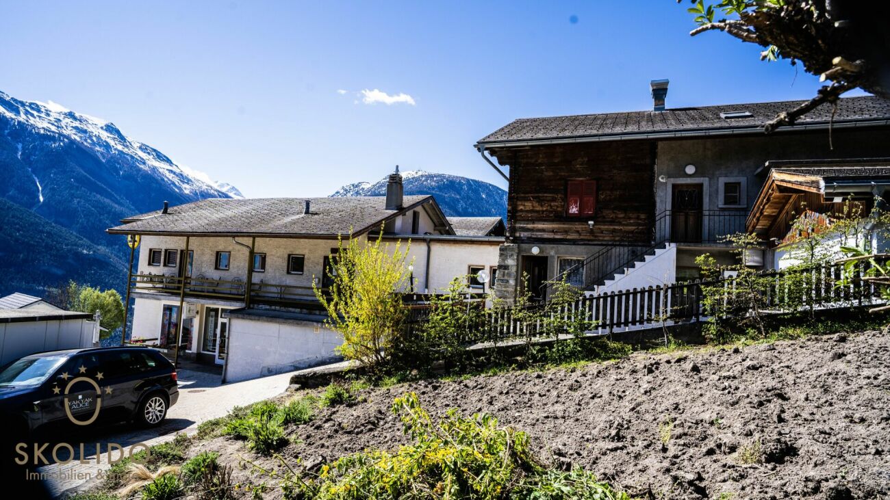 Einkaufsladen, grosses Restaurant mit Terrasse, Wohnung auf 2 Etagen, Garagen und Bauland im Herzen von Mund