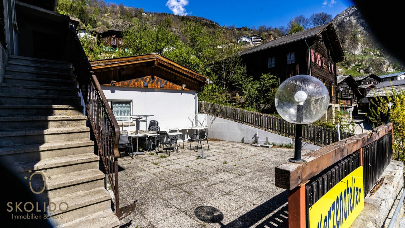 Einkaufsladen, grosses Restaurant mit Terrasse, Wohnung auf 2 Etagen, Garagen und Bauland im Herzen von Mund